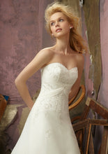 Load image into Gallery viewer, Mori Lee &#39;2105&#39; size 8 used wedding dress front view close up on model
