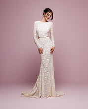 Load image into Gallery viewer, Daalarna &#39;FLW 915&#39; size 6 sample wedding dress front view on model
