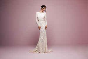 Daalarna 'FLW 915' size 6 sample wedding dress front view on model