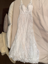 Load image into Gallery viewer, Cosmobella &#39;mermaid&#39; wedding dress size-06 PREOWNED
