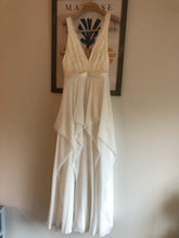 Load image into Gallery viewer, Truvelle &#39;Michelle&#39; wedding dress size-04 PREOWNED

