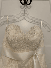Load image into Gallery viewer, DANIELLE CAPRESE &#39;233&#39; wedding dress size-00 PREOWNED
