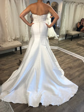 Load image into Gallery viewer, essence of australia &#39;CLASSIC TRUMPET - D2202&#39; wedding dress size-12 NEW
