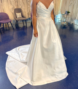 Private Collection 'LB2930' wedding dress size-08 SAMPLE