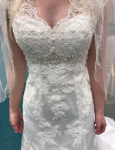 Load image into Gallery viewer, David&#39;s Bridal &#39;Cap Sleeve&#39; size 2 new wedding dress front view close up on bride
