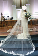 Load image into Gallery viewer, Mary&#39;s Designer Bridal Boutique &#39;3031&#39; wedding dress size-04 PREOWNED
