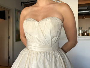 Oscar De La Renta 'Custom' size 6 sample wedding dress front view close up