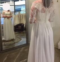 Load image into Gallery viewer, heidi elnora &#39;Lola Blaire or Alexander McQueen&#39; wedding dress size-06 PREOWNED
