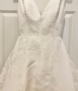 Carolina Herrera 'Lena' wedding dress size-06 NEW