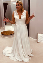 Load image into Gallery viewer, Lis Simon &#39;Hayden&#39; size 14 new wedding dress front view on bride
