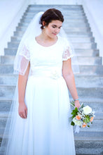 Load image into Gallery viewer, Bell Tower Bridal &#39;Handmade&#39; wedding dress size-10 PREOWNED
