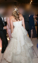 Load image into Gallery viewer, Vera Wang &#39;Luxe&#39; wedding dress size-06 PREOWNED
