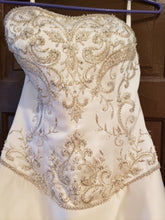 Load image into Gallery viewer, P2 &#39;39&#39; size 10 used wedding dress front view close up

