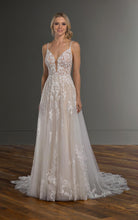Load image into Gallery viewer, Martina Liana &#39;1137&#39; size 4 used wedding dress front view on model
