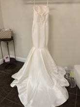 Load image into Gallery viewer, Private Collection from Spain &#39;Angelique D103&#39; wedding dress size-06 NEW
