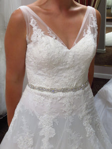 Pronovias 'Lauris ' wedding dress size-06 PREOWNED