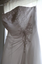 Load image into Gallery viewer, David&#39;s Bridal &#39;V9409&#39; wedding dress size-04 PREOWNED
