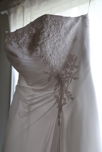 David's Bridal 'V9409' wedding dress size-04 PREOWNED