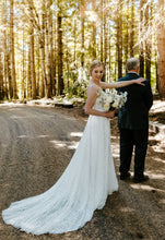 Load image into Gallery viewer, Made With Love &#39;LOUIE FLOWY&#39; wedding dress size-02 PREOWNED
