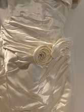 Load image into Gallery viewer, Scaasi  &#39;Sheath&#39; wedding dress size-10 PREOWNED
