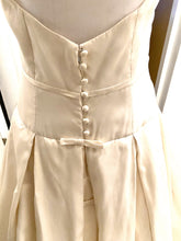 Load image into Gallery viewer, Monique Lhuillier &#39;Do not know&#39; wedding dress size-06 PREOWNED
