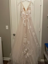 Load image into Gallery viewer, Willowby &#39;Hearst Gown&#39; wedding dress size-00 PREOWNED
