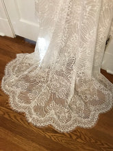 Load image into Gallery viewer, BHLDN &#39;Reinhart&#39; size 6 new wedding dress view of train
