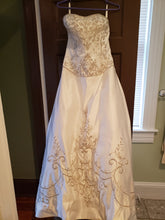 Load image into Gallery viewer, P2 &#39;39&#39; size 10 used wedding dress front view on hanger
