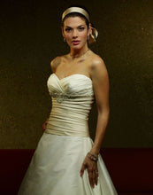 Load image into Gallery viewer, Casablanca &#39;1881&#39; size 6 used wedding dress front view on model
