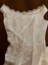 Load image into Gallery viewer, Custom made  &#39;N/A&#39; wedding dress size-08 PREOWNED
