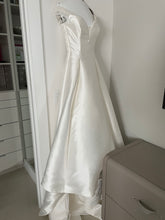 Load image into Gallery viewer, Pronovias &#39;REA&#39; wedding dress size-04 PREOWNED
