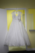 Load image into Gallery viewer, unknown &#39;NA&#39; wedding dress size-18 PREOWNED
