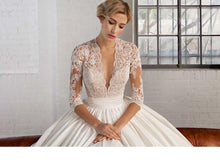 Load image into Gallery viewer, Cosombella &#39;7746&#39; size 4 used wedding dress front view close up
