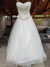 Load image into Gallery viewer, Sweetheart &#39;6014&#39; wedding dress size-08 PREOWNED
