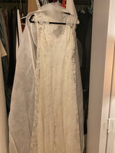 Load image into Gallery viewer, Monique Lhuillier &#39;Bliss Chantilly Open Back lace dress &#39; wedding dress size-02 PREOWNED
