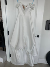 Load image into Gallery viewer, Chosen by KYHA &#39;Davis&#39; wedding dress size-02 PREOWNED
