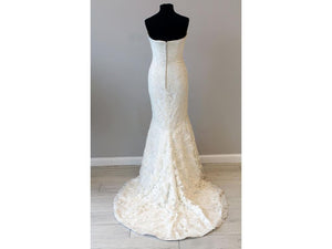 Enzoani 'Casablanca' size 6 new wedding dress back view on mannequin