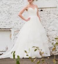 Load image into Gallery viewer, Stella York &#39;6330&#39; wedding dress size-00 PREOWNED

