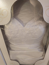 Load image into Gallery viewer, David&#39;s Bridal &#39;S2 AW&#39; wedding dress size-14 PREOWNED

