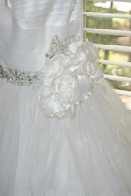 Load image into Gallery viewer, Rosa Clara &#39;Two&#39; size 12 used wedding dress  front view close up
