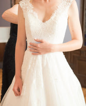 Load image into Gallery viewer, Allure Bridals &#39;9470&#39; size 0 used wedding dress front view close up

