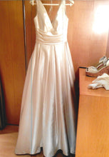 Load image into Gallery viewer, Pronovias &#39;Geneve&#39; wedding dress size-08 NEW
