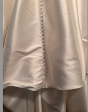 Load image into Gallery viewer, Essense of Australia &#39;D2486&#39; wedding dress size-06 PREOWNED
