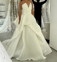 Load image into Gallery viewer, Monique Lhuillier &#39;Emerson&#39; wedding dress size-04 PREOWNED
