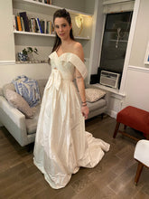 Load image into Gallery viewer, Lihi Hod &#39;Lola&#39; wedding dress size-04 NEW
