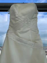 Load image into Gallery viewer,  Matthew Christopher &#39;Ritz&#39; size 8 used wedding dress front view close up
