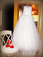 Load image into Gallery viewer, Vera Wang White &#39;351112&#39; size 4 used wedding dress front view on hanger
