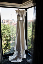 Load image into Gallery viewer, Justin Alexander &#39;Daphne&#39; wedding dress size-04 PREOWNED
