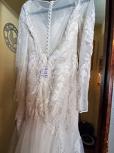 Load image into Gallery viewer, Oleg Cassini &#39;CWG844&#39; wedding dress size-08 NEW
