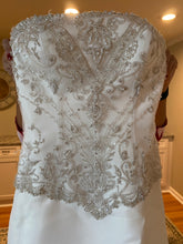 Load image into Gallery viewer, Signature  &#39;Signature&#39; wedding dress size-06 PREOWNED
